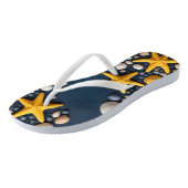 Muscheln, Seesternen und Kies auf einem Sandstrand Badesandalen (Schrägansicht)