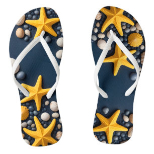 Muscheln, Seesternen und Kies auf einem Sandstrand Badesandalen