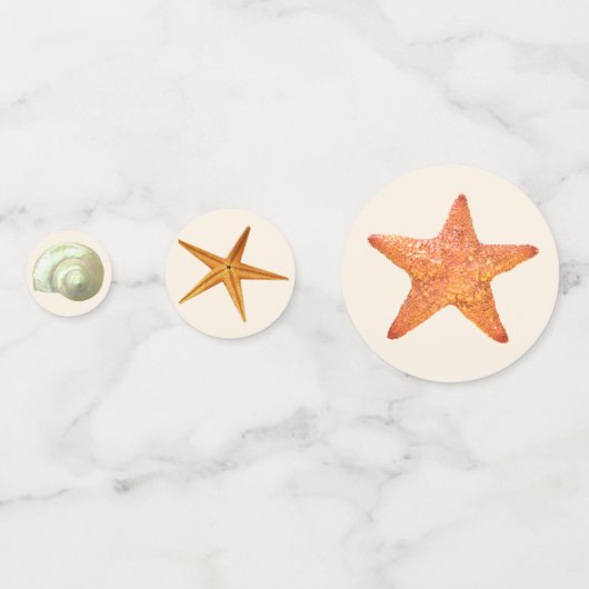 Muscheln, Sterne & Perlen auf Elfenbeintisch Konfetti (Rückseiten)