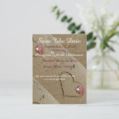 Muscheln und Herz im Sand Save the Date laden (Stehend Vorderseite)