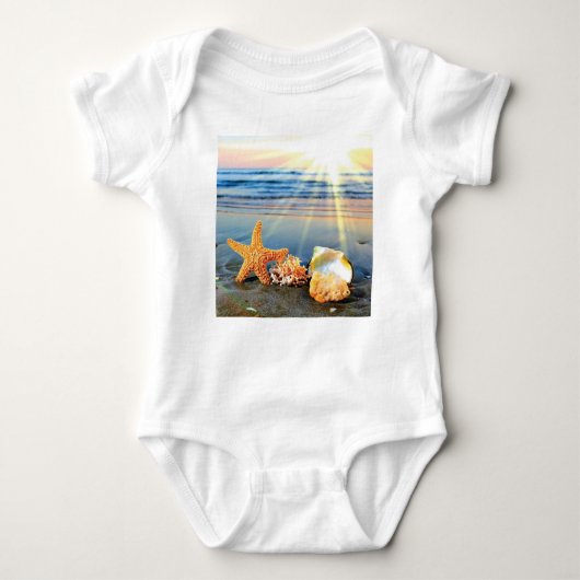 Muscheln und Seestern am Strand Baby Strampler (Vorderseite)