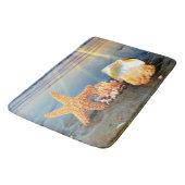 Muscheln und Seestern am Strand Badematte (Schrägansicht)