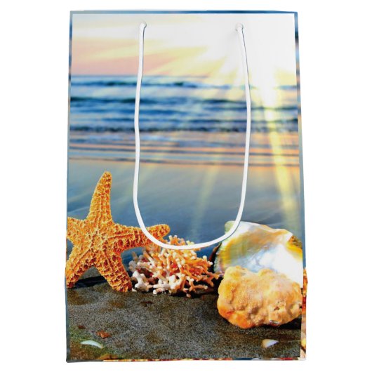 Muscheln und Seestern am Strand Mittlere Geschenktüte (Rückseite)