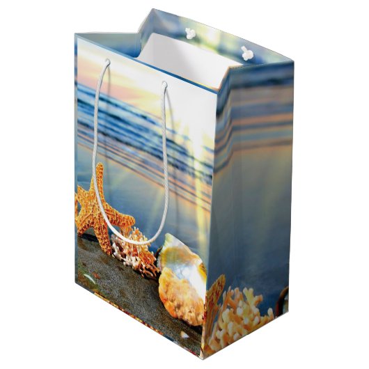 Muscheln und Seestern am Strand Mittlere Geschenktüte (Rückseite Schrägansicht)