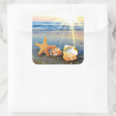 Muscheln und Seestern am Strand Quadratischer Aufkleber (Tasche)