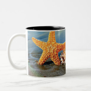 Muscheln und Seestern am Strand Zweifarbige Tasse