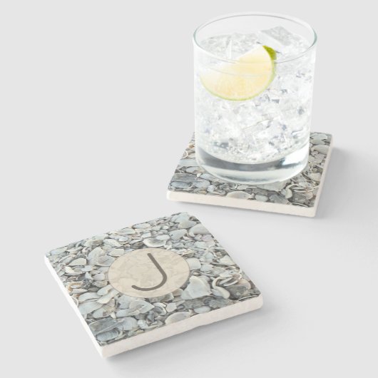 Muschelstrand-Monogramm-Design Steinuntersetzer (Seitenansicht)
