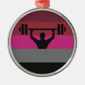 MUSCLE PRIDE ORNAMENT AUS METALL (Vorne)