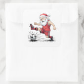 Muscular Soccer Santa Kicking Ball Quadratischer Aufkleber (Tasche)