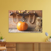 Museum für Bauern. Kürbis in Scheune mit Heu Leinwanddruck (Insitu (Wohnzimmer))