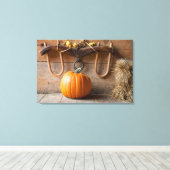 Museum für Bauern. Kürbis in Scheune mit Heu Leinwanddruck (Insitu (Holzboden))