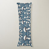 Mushroom Meadow Body Pillow Seitenschläferkissen (Vorderseite Vertikal)