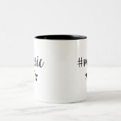 Music Hashtag-Tasse Zweifarbige Tasse (Mittel)