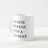 Music Lover Tasse - Leben trifft anders als Beats (Vorderseite Links)