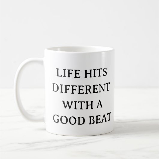 Music Lover Tasse - Leben trifft anders als Beats (Links)
