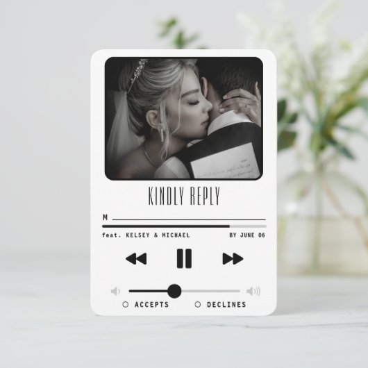 Music MP3 Player Wedding Foto White RSVP Karte (Stehend Vorderseite)