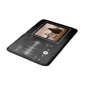 Music Player Artist und Song Personalisiert Black Badematte (Schrägansicht)