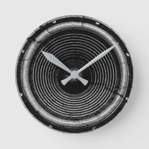 Music speaker on a cracked wall runde wanduhr
