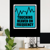 Musik, die den Himmel über die Frequenz berührt Poster (Heimbüro)