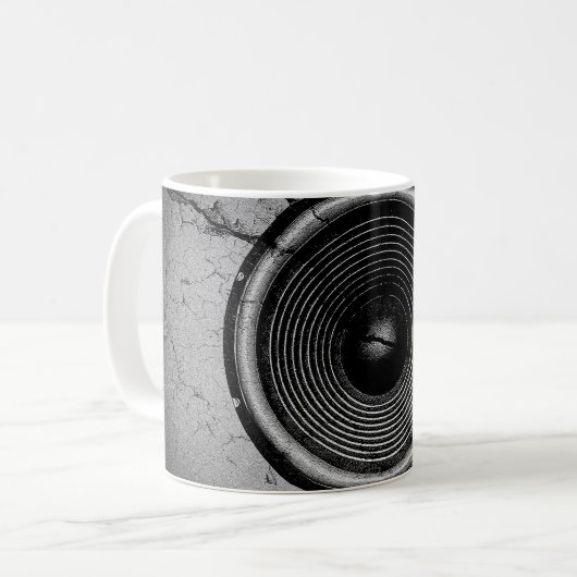 Musik-Lautsprecher an einer knackigen Wand Kaffeetasse (Vorderseite Links)