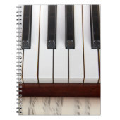 musikalische Noten auf dem Hintergrund eines piano Notizblock (Vorderseite)