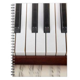 musikalische Noten auf dem Hintergrund eines piano Notizblock