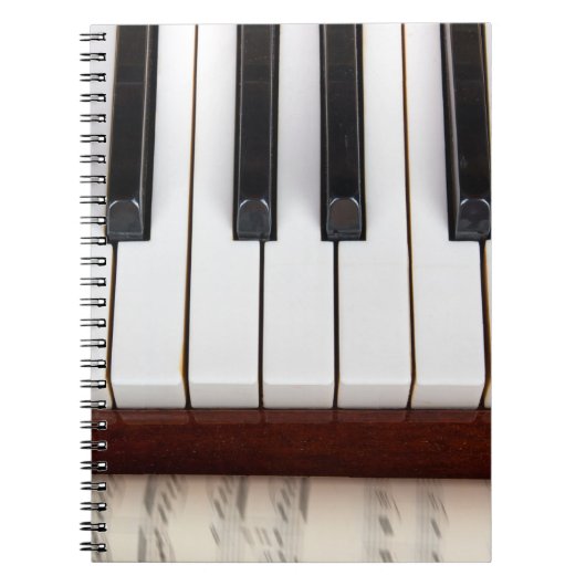 musikalische Noten auf dem Hintergrund eines piano Notizblock (Vorderseite)