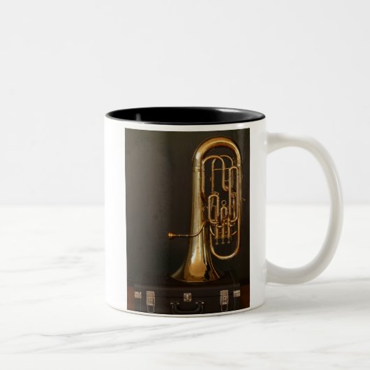 Musikinstrument aus Euphonium mit Notation Zweifarbige Tasse (Rechts)