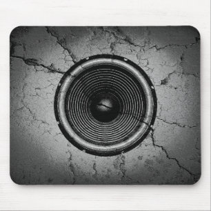 Musiklautsprecher an einer rissigen Wand Mousepad