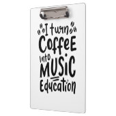 Musiklehrer machen Kaffee in Bildung Klemmbrett (Links)