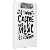Musiklehrer machen Kaffee in Bildung Klemmbrett (Rechts)