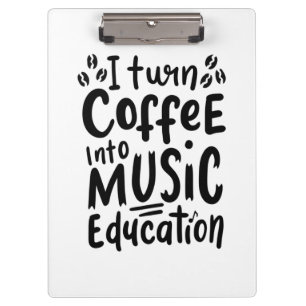Musiklehrer machen Kaffee in Bildung Klemmbrett