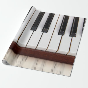 Musiknoten auf dem Hintergrund eines Klaviers akus Geschenkpapier