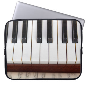 Musiknoten auf dem Hintergrund eines Klaviers akus Laptopschutzhülle