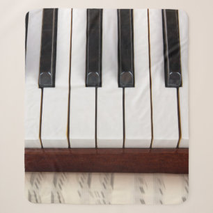 Musiknoten auf dem Hintergrund eines Klaviers akus Sherpadecke