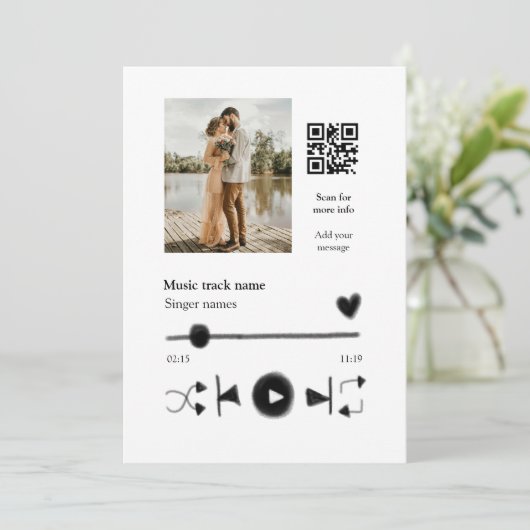 Musikplayer personalisiertes Paar Liebe q r Code t Einladung (Stehend Vorderseite)