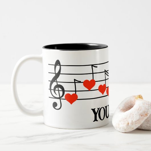 Musikteam mit Red Heart Notes personalisiert Zweifarbige Tasse (Mit Donut)