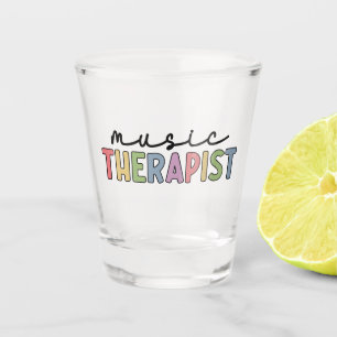 Musiktherapeut Retro Music Therapy gibt Geschenke Schnapsglas