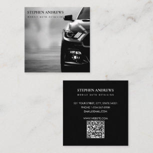Muskel-Auto, das den QR-Code für die Reparatur von Quadratische Visitenkarte