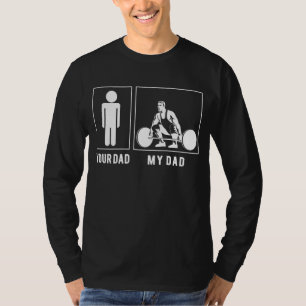 Muskelmeister: Mein Vater hebt mit einem Lächeln! T-Shirt