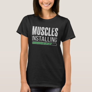 Muskeln, die Gymnastik installieren, um das Gewich T-Shirt
