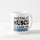 Muskeln installierend, warten Sie bitte Blau Kaffeetasse (VorderseiteRechts)