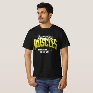 Muskeln werden installiert, bitte warten Gym Motiv T-Shirt