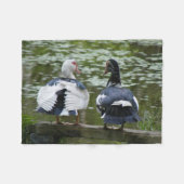 Muskovy Ducks sitzen auf Zierleder Fleece Blanket (Vorderseite (Horizontal))