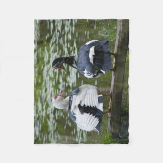 Muskovy Ducks sitzen auf Zierleder Fleece Blanket