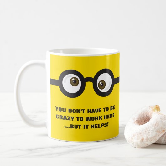 "Müssen nicht verrückt sein zu arbeiten…" googly Kaffeetasse (Mit Donut)