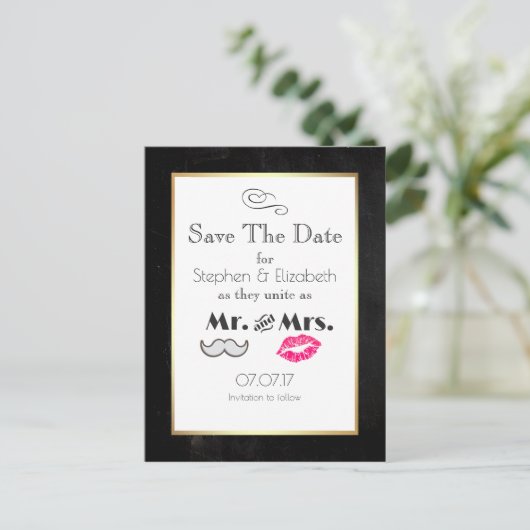 Mustache and Lips Mr. and Mrs Save the Date Ankündigungspostkarte (Stehend Vorderseite)