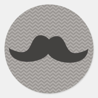 Mustache auf grauem Zickzack Hintergrund Runder Aufkleber