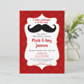 Mustache Baby Shower Einladung Little Man Red (Stehend Vorderseite)