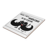 Mustache 'GOT EINE HANDLEBAR AUF DER SITUATION' Ti Fliese (Seite)